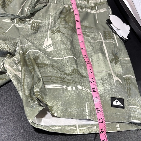 Quicksilver Board shorts,lined elastic waist,hip pockets,back velcro pocket,key - Picture 10 of 13